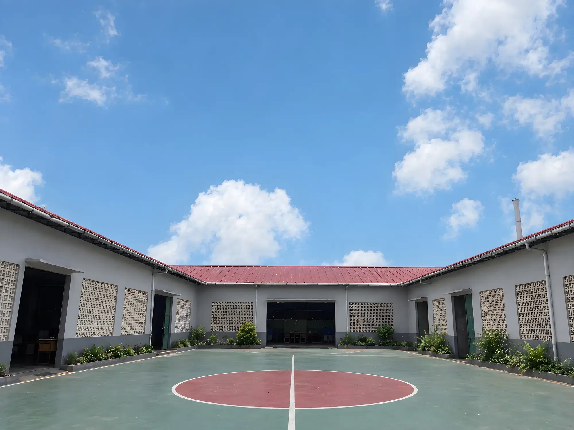 The courtyard at the SainiOud factory, between the production sheds